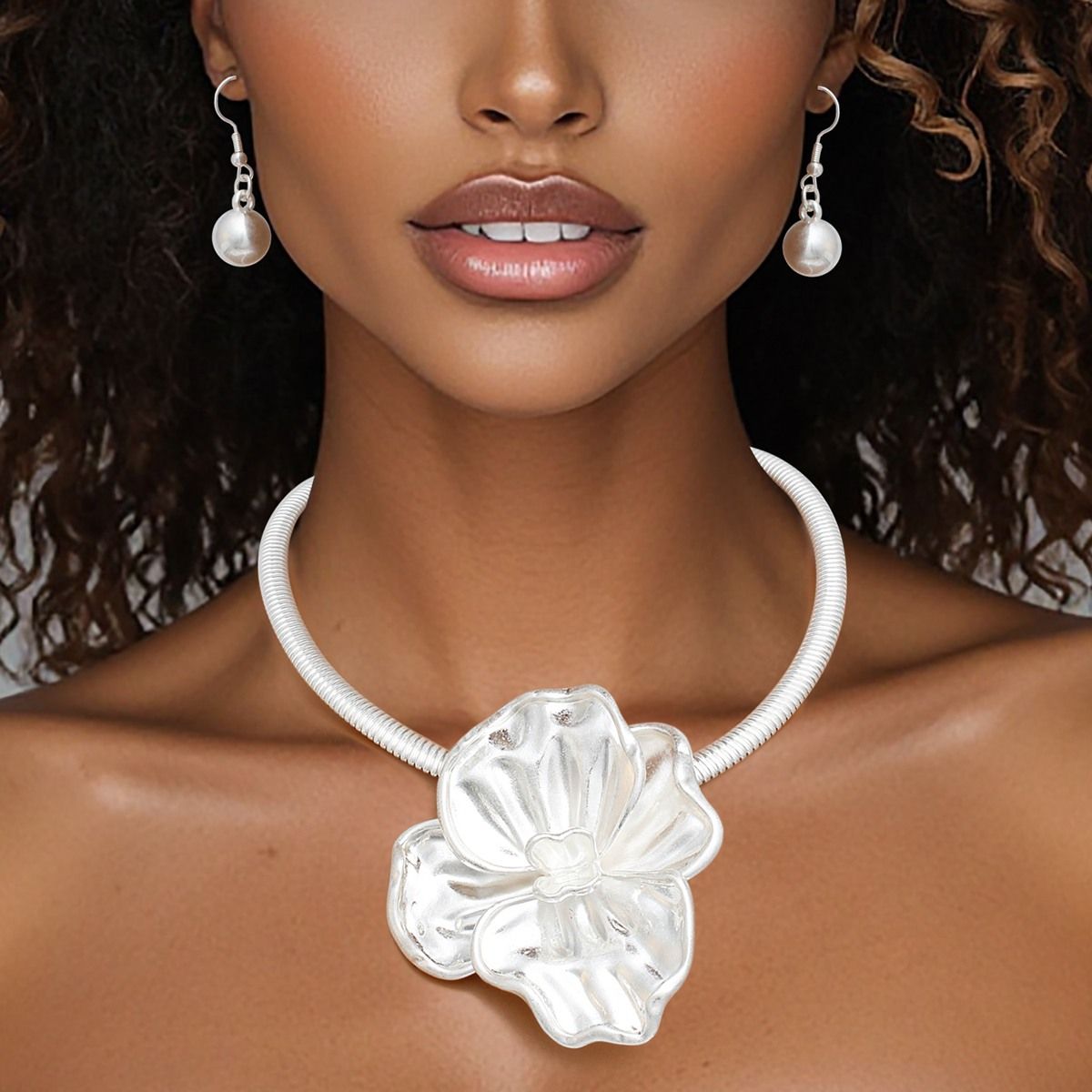 Collar Matte Silver Sculpted Petal Flower Necklace