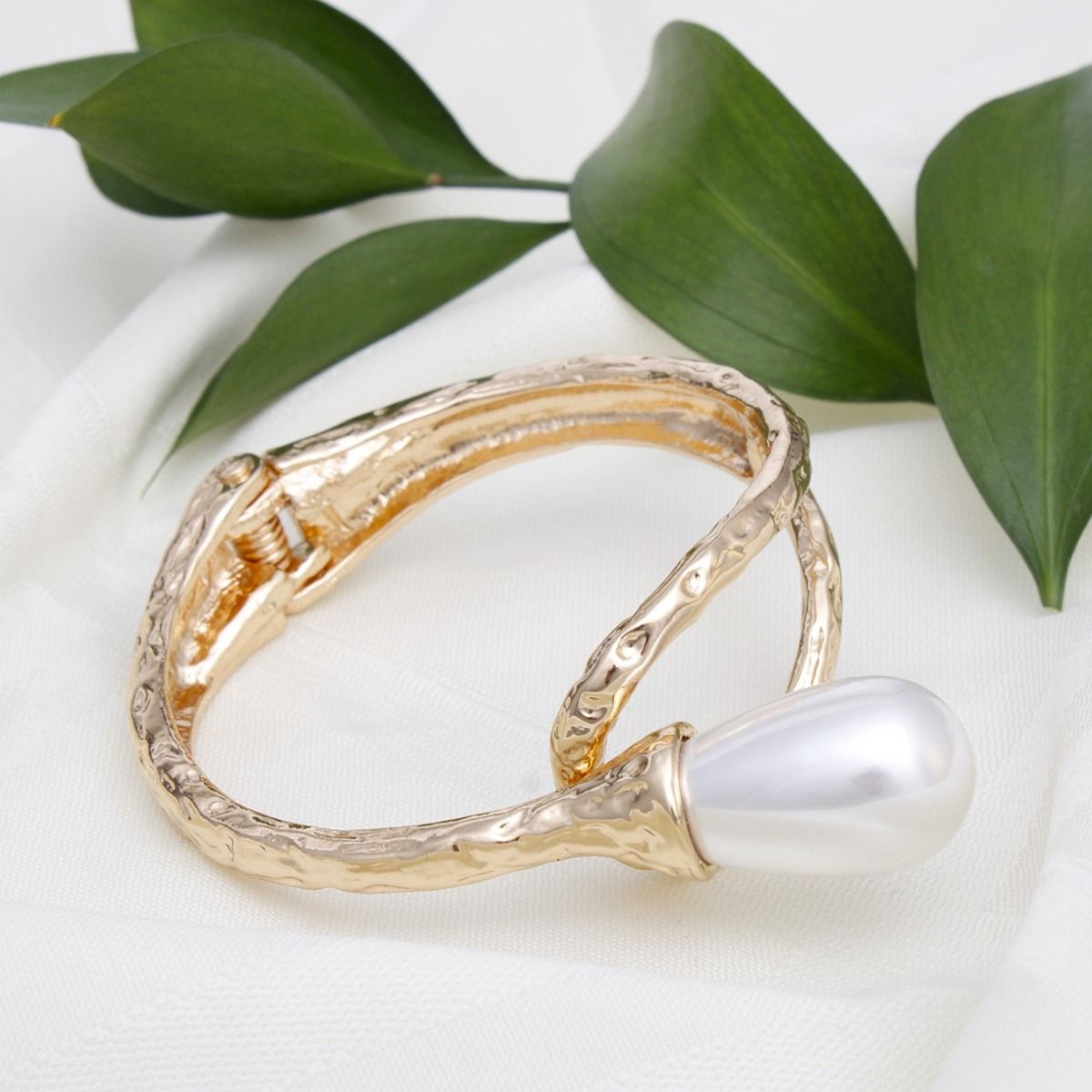 Cuff Teardrop Cream Pearl Gold Hinge Bracelet